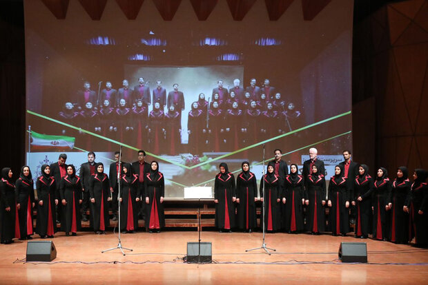 طنین آواز  گروه‌های کر در تالار  رودکی با اجرای آثار ملی - میهنی