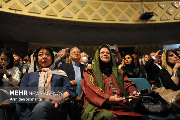 استاد نصیریان: می‌توانستیم به جای اجرای موسیقی با هم حرف بزنیم/این گونه مراسم ها از حوصله مردم خارج است!